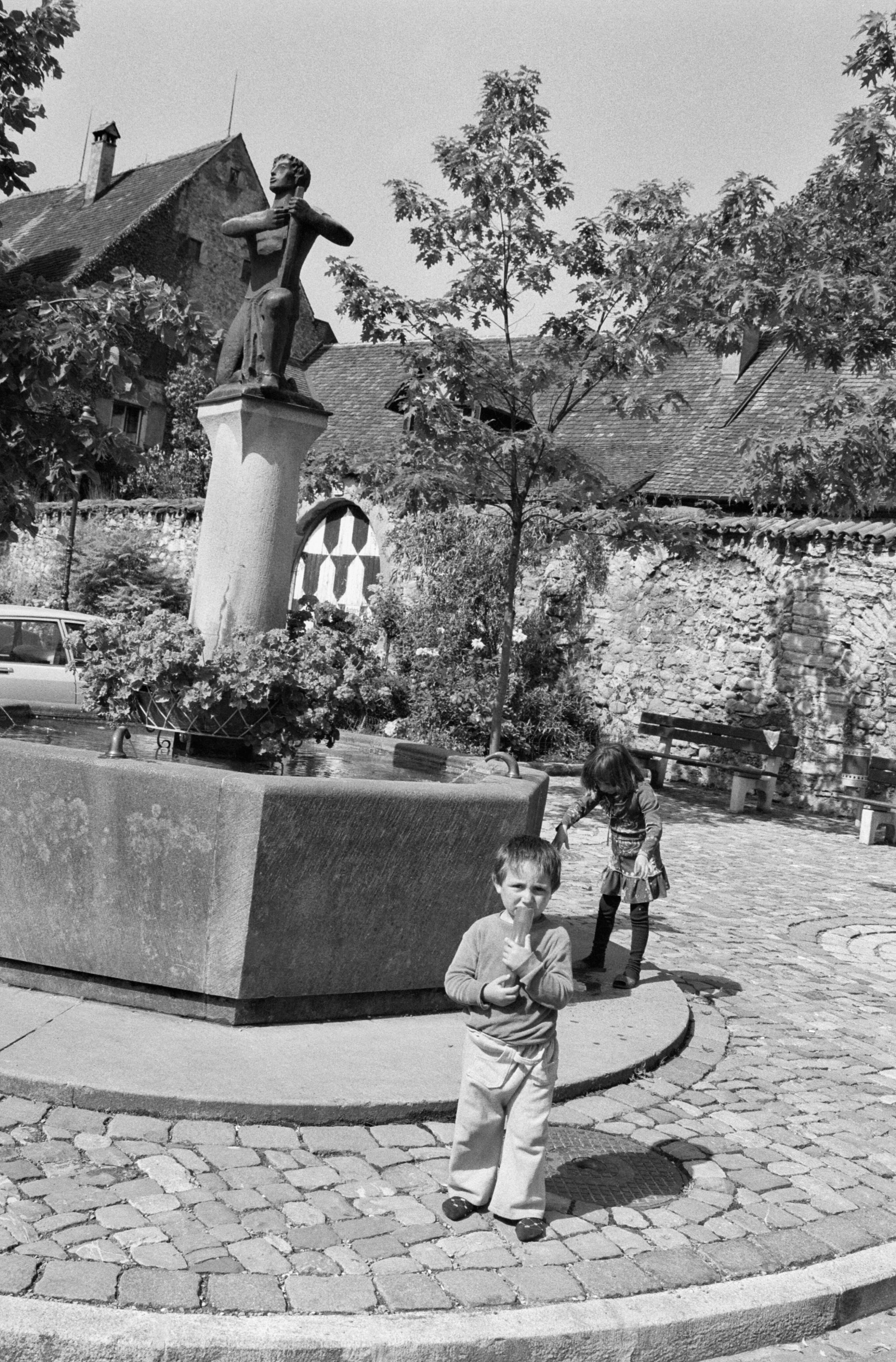 [Bregenz Oberstadt, Ehregutaplatz]></div>


    <hr>
    <div class=