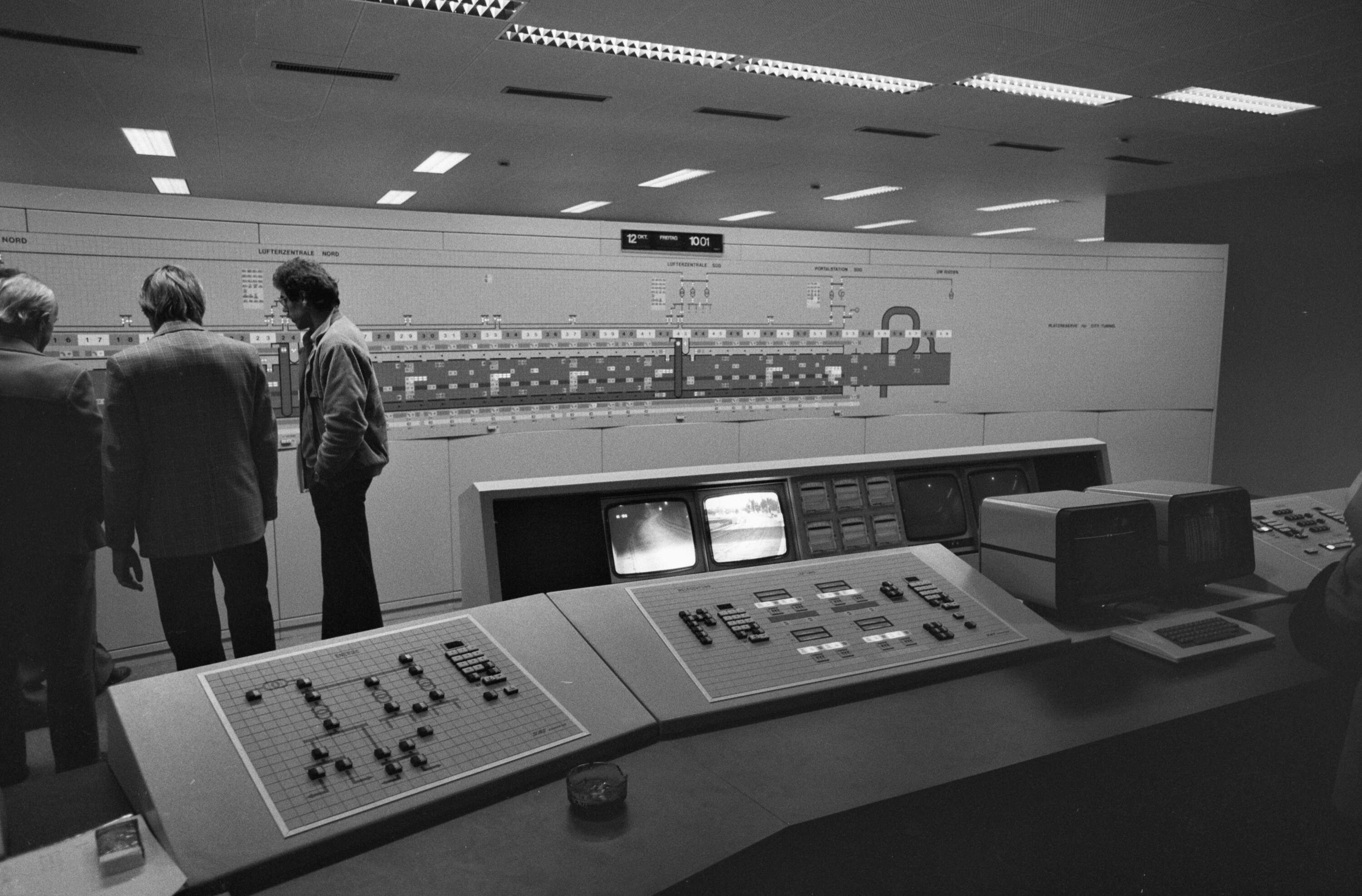 [Pfändertunnel, elektrische Tunneltechnik]></div>


    <hr>
    <div class=