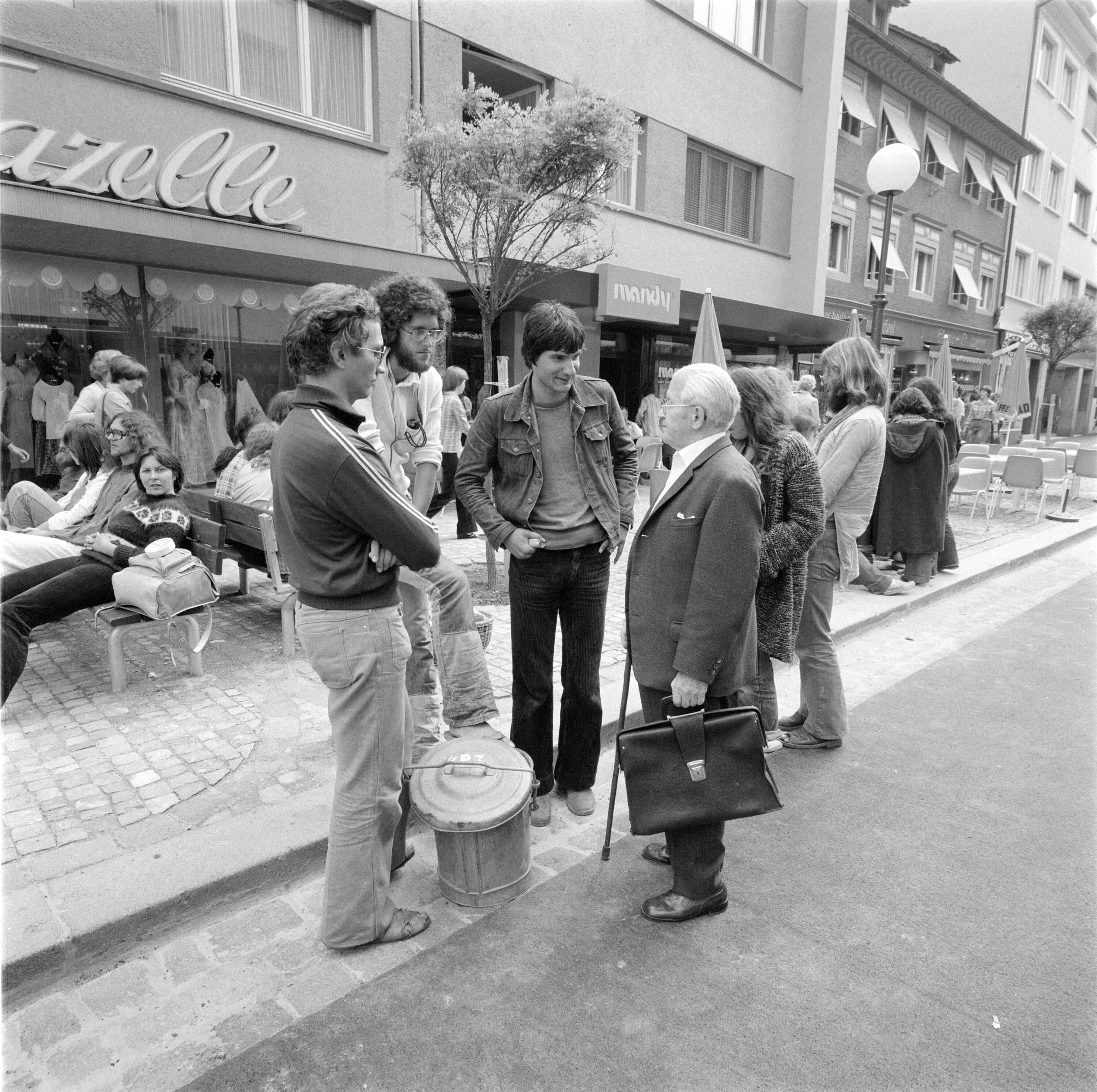 [Bregenz, Folk Sänger in der Kaiserstraße]></div>


    <hr>
    <div class=
