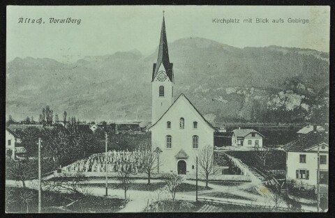 Altach, Vorarlberg : Kirchplatz mit Blick aufs Gebirge