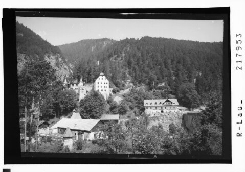 [Schloss Fernstein mit Ruine Fernstein und Hotel Schloss Fernsteinsee an der Fernpaßstrasse / Tirol]