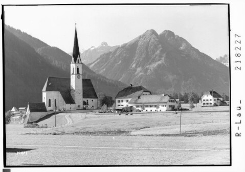 [Pfarrkirche in Elbigenalp im Lechtal mit Blick zur Wetterspitze / Tirol]