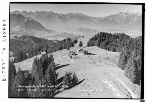 Alpwegkopfhaus 1280 m mit E.S.V.Hütte Blick in's Rheintal und Schweizer Berge : [Alpwegkopfhütte gegen Balfrieser Berge und Alpsteingruppe mit Altmann und Säntis]