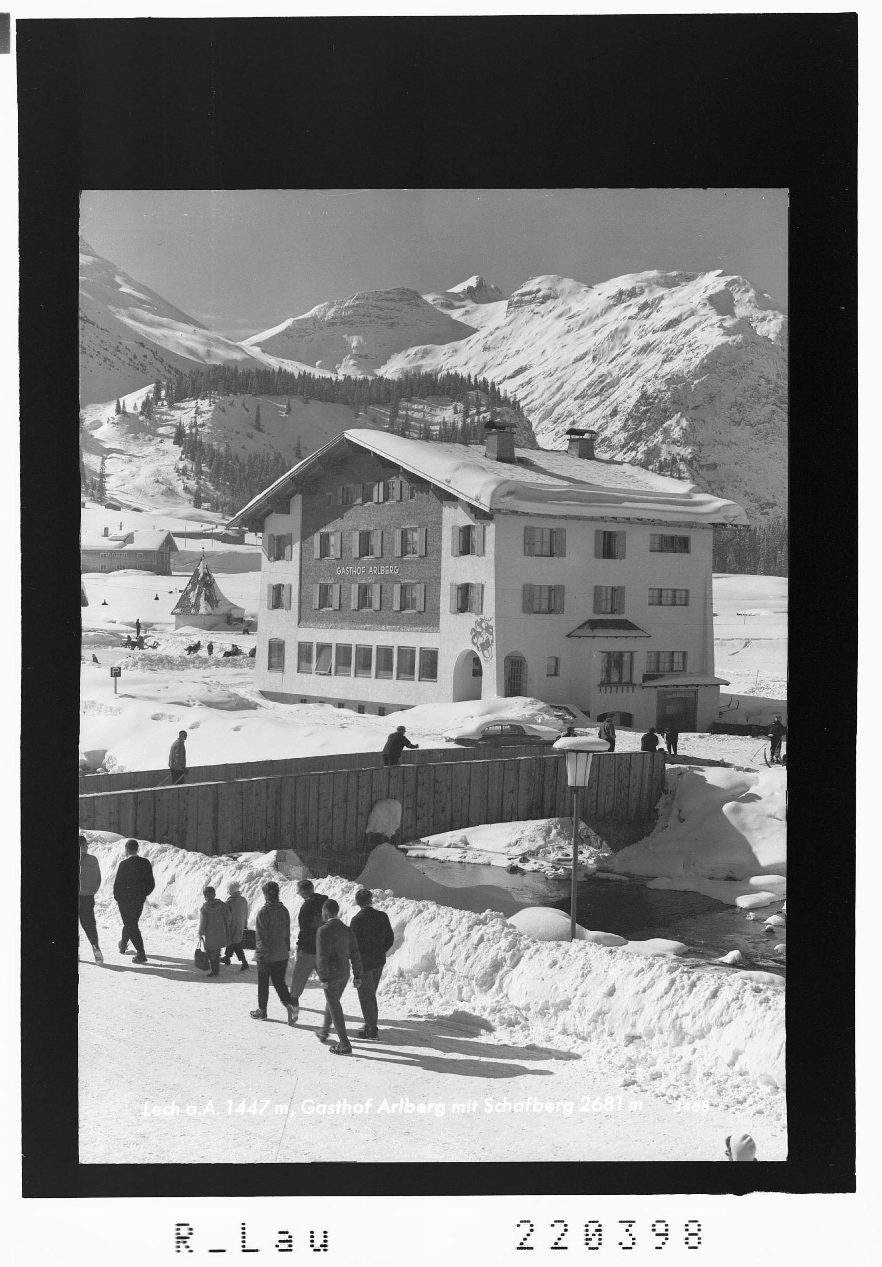 Lech am Arlberg 1447 m, Gasthof Arlberg mit Schafberg 2681 m></div>


    <hr>
    <div class=