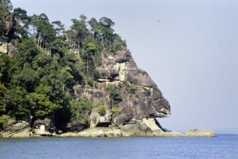[Bizarre Felsformation an der Nordküste von Borneo im Südchinesischen Meer]