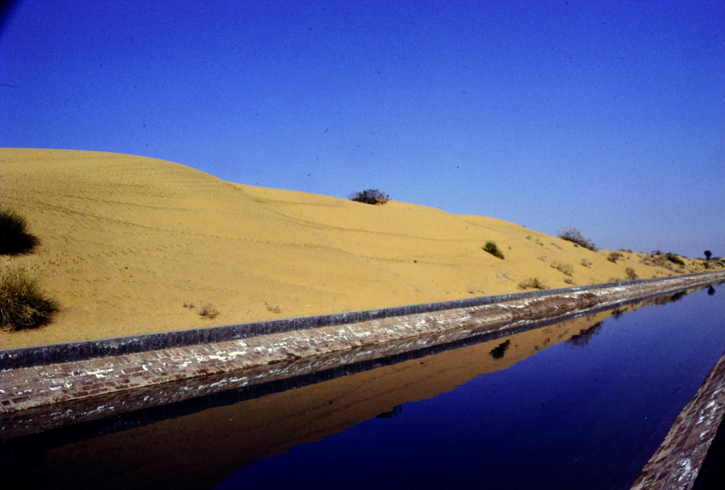 [Kanal in Indien]></div>


    <hr>
    <div class=