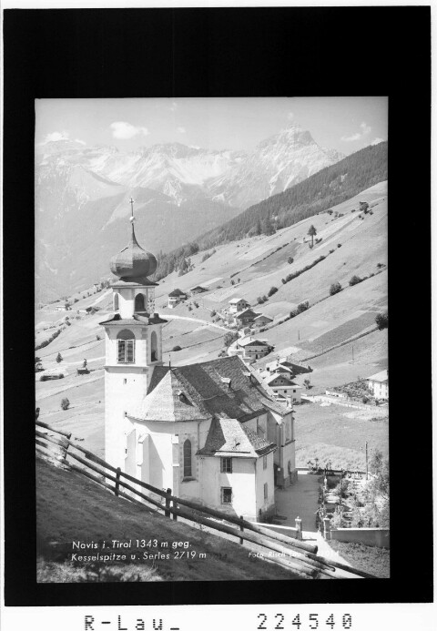Navis in Tirol 1343 m gegen Kesselspitze und Serles 2719 m