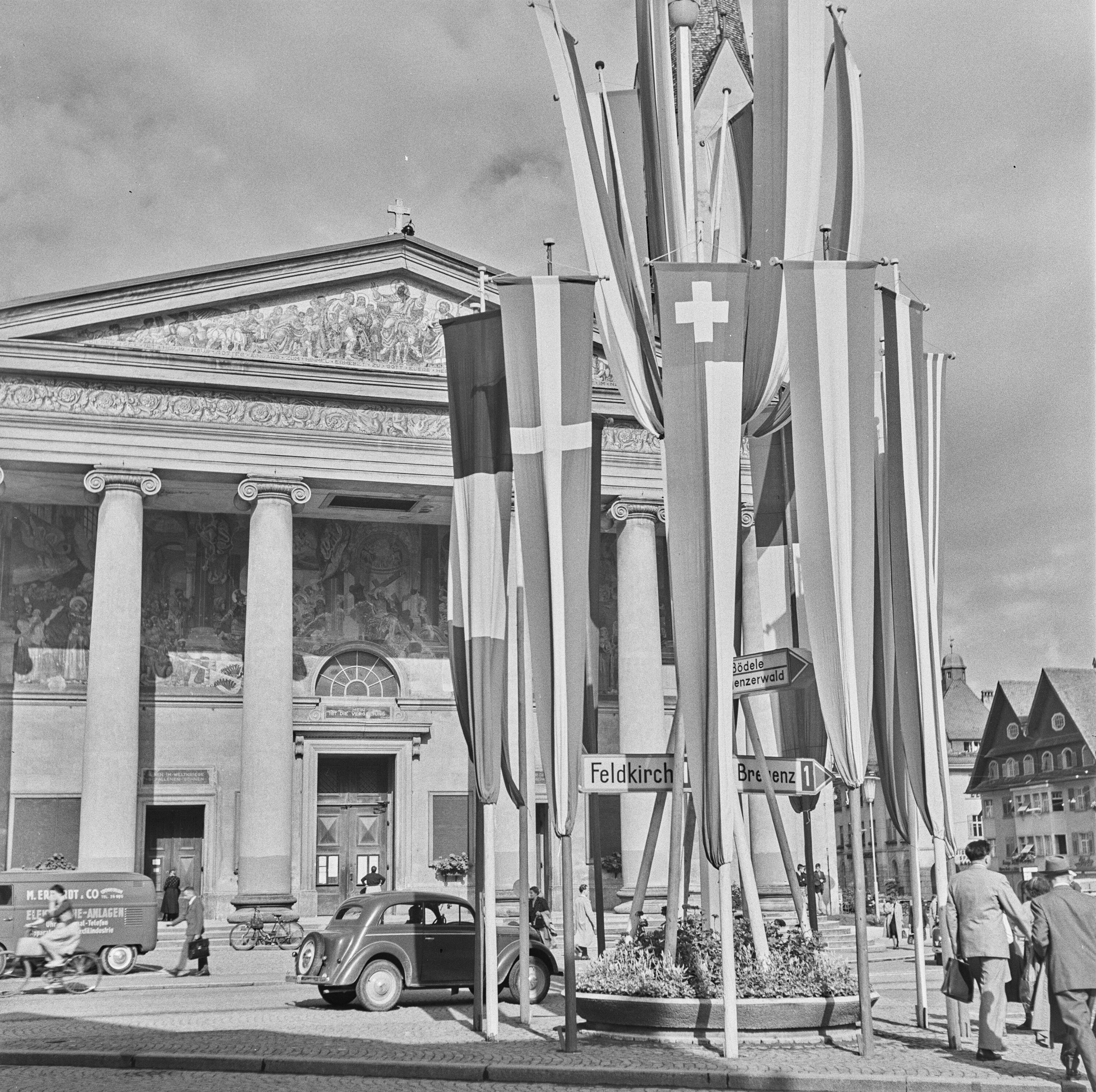 Dornbirn, Kirche St. Martin, Fahnenrondell></div>


    <hr>
    <div class=