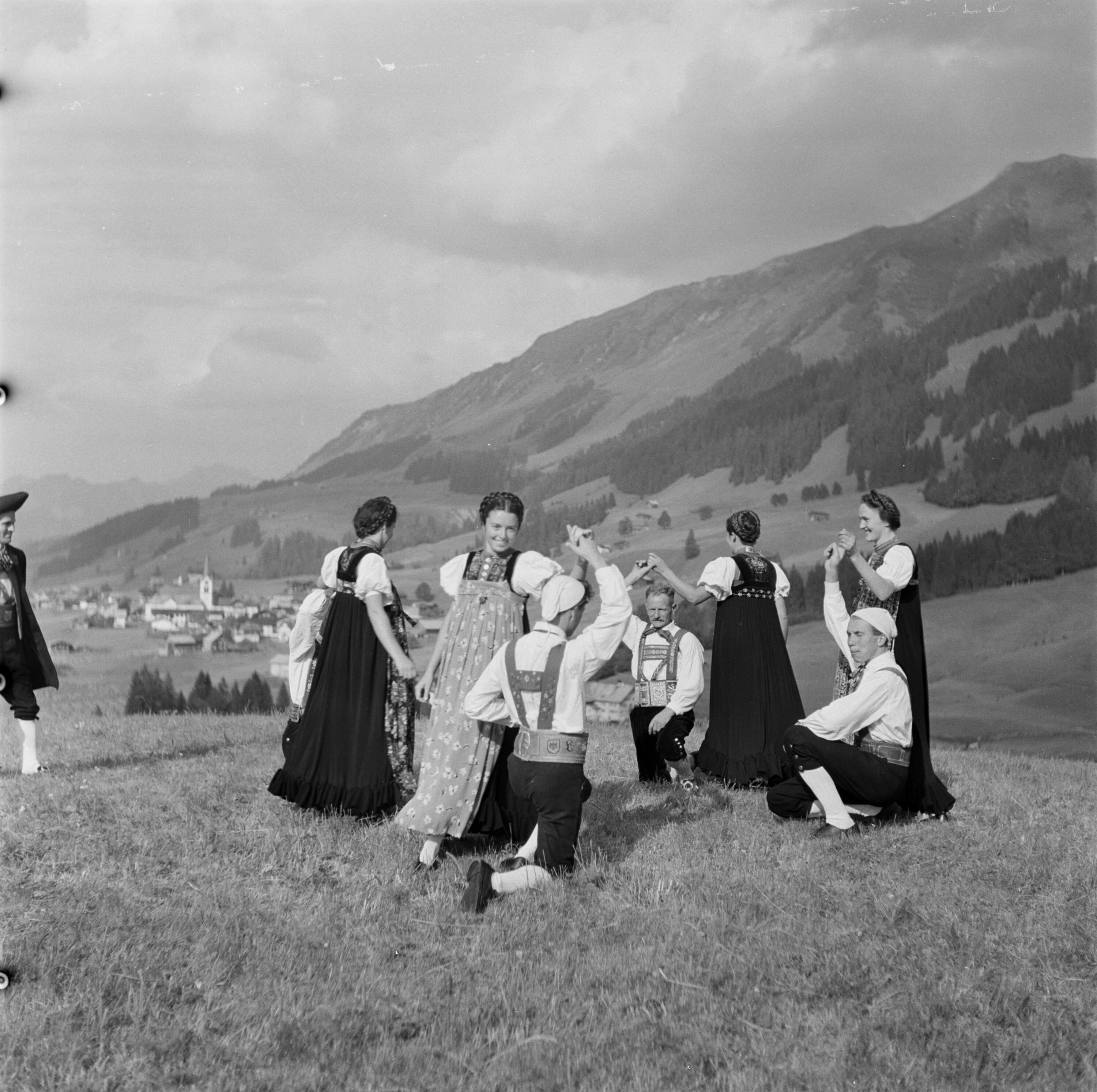 Kleinwalsertaler Tracht, Frauentracht und Männertracht></div>


    <hr>
    <div class=