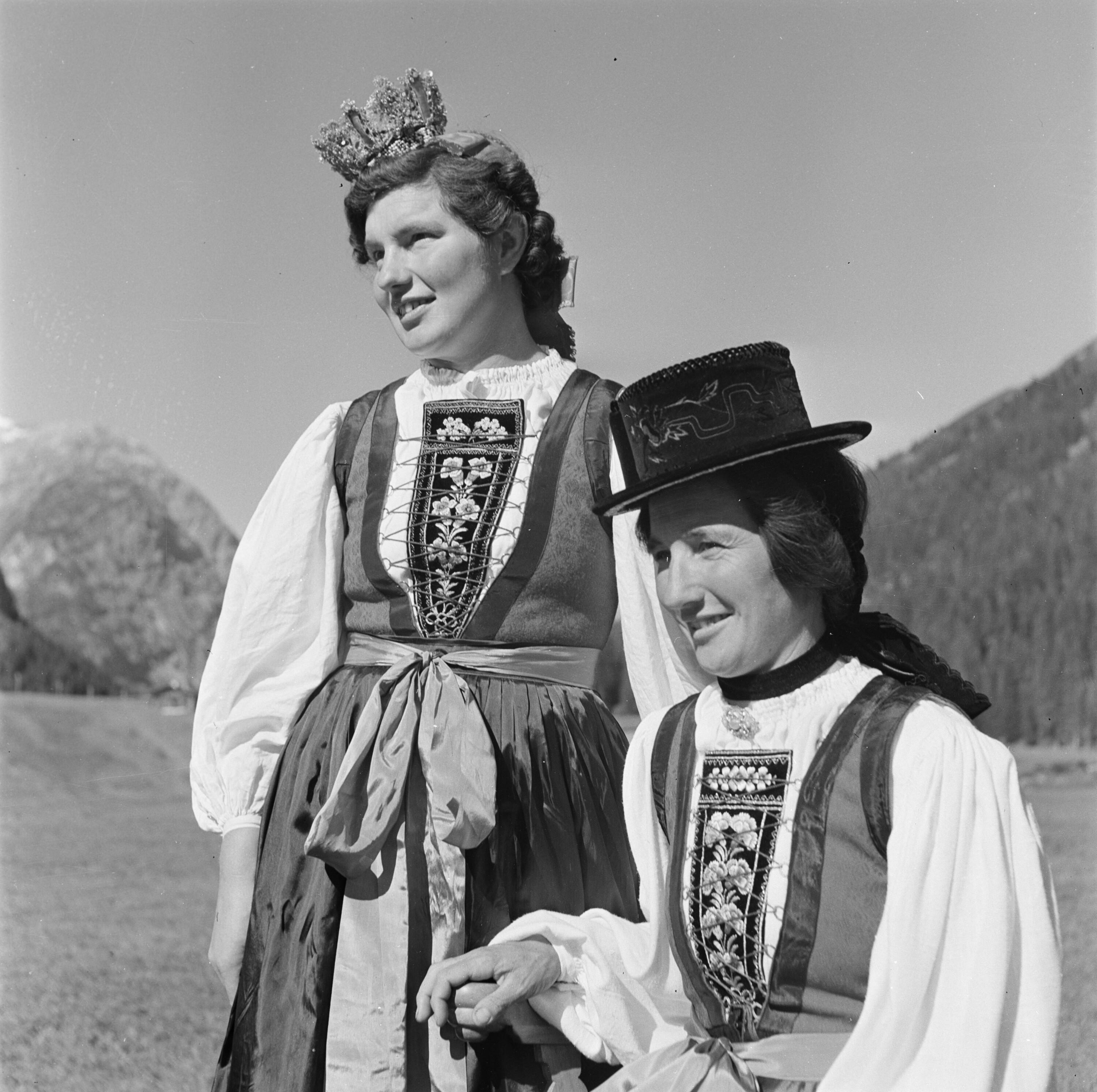 Lecher Tracht, Frauentracht></div>


    <hr>
    <div class=
