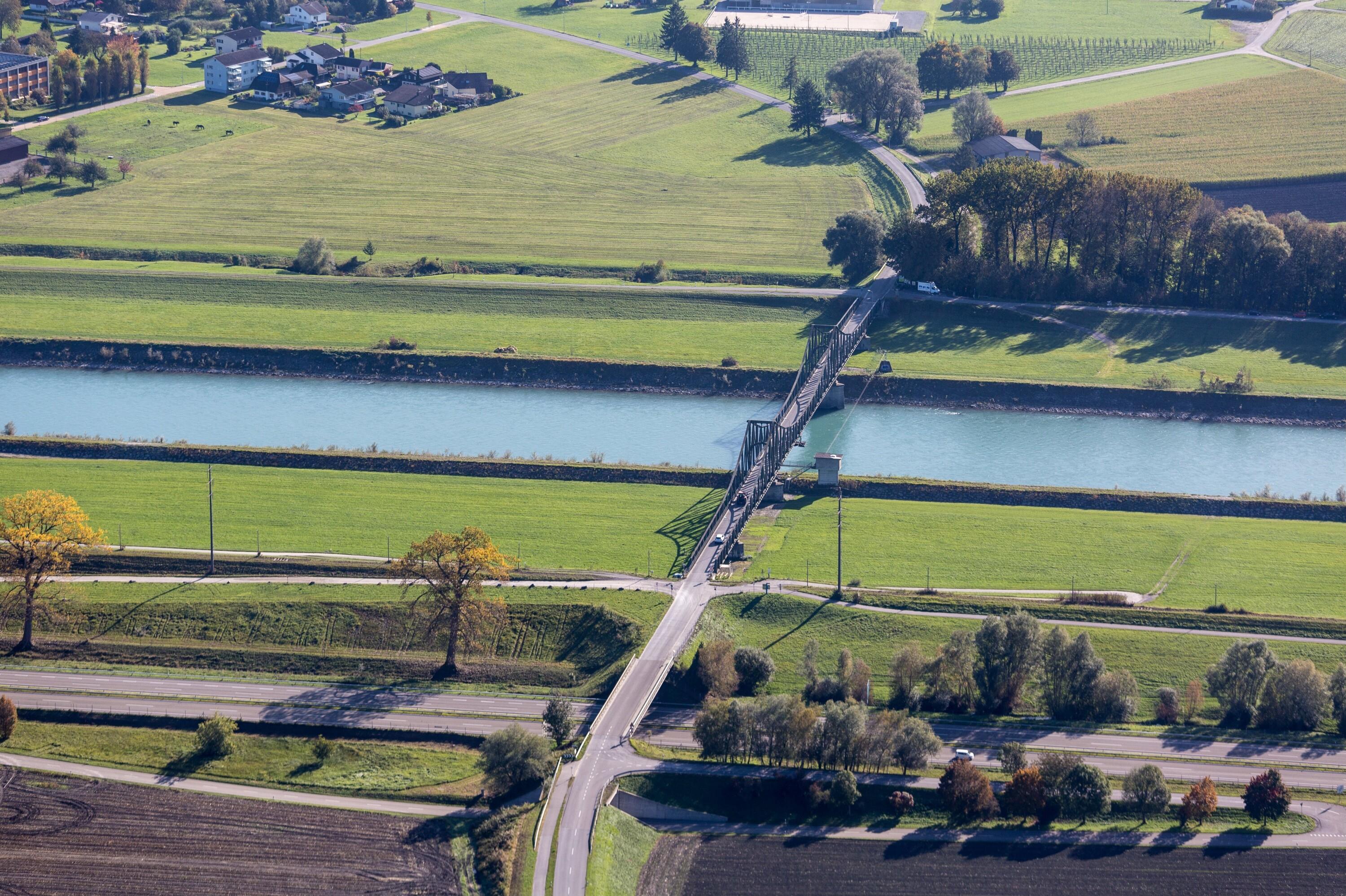 [Schweiz - Diepoldsau, Rhein, Rheinbrücke]></div>


    <hr>
    <div class=
