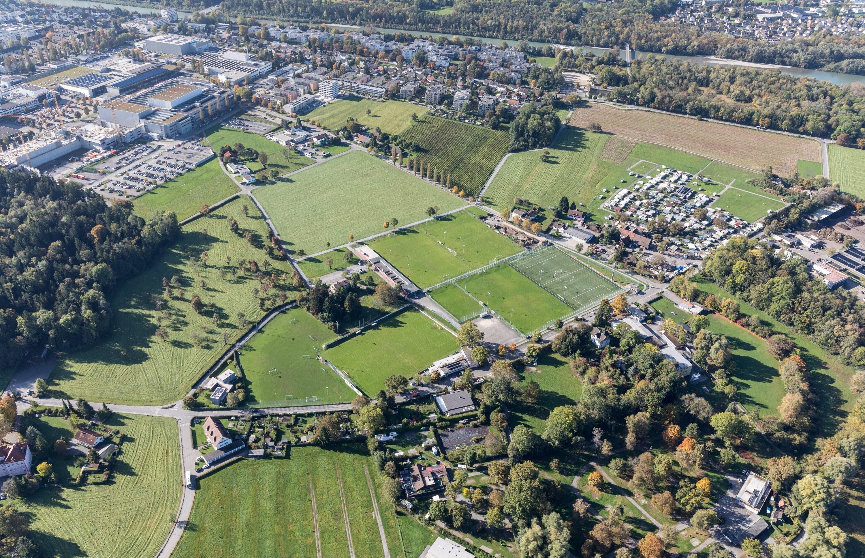 [Bregenz - Vorkloster, Fussballplatz Viktoria, Camping Weiss]></div>


    <hr>
    <div class=