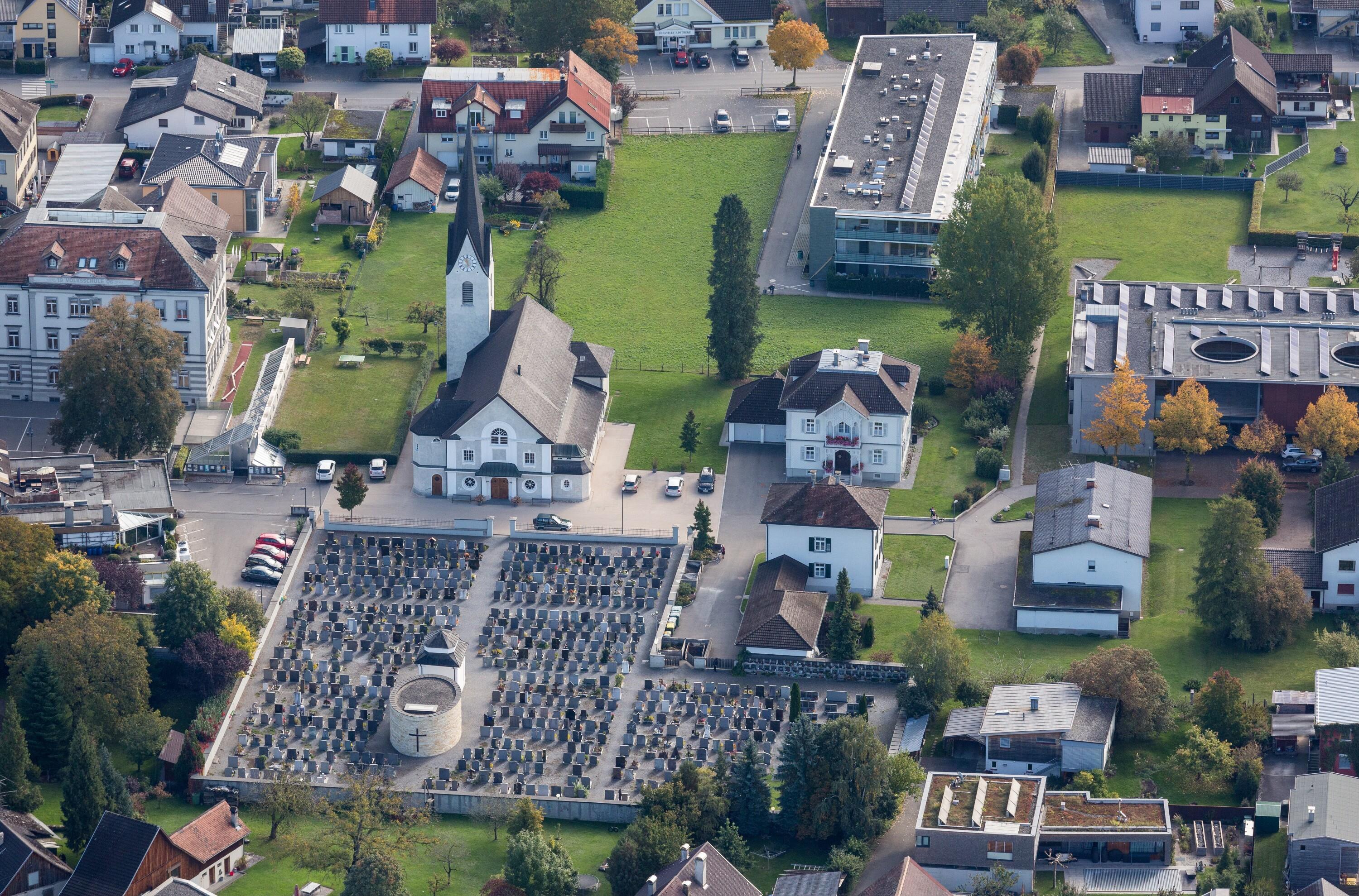[Feldkirch-Gisingen, Kirche, Friedhof]></div>


    <hr>
    <div class=