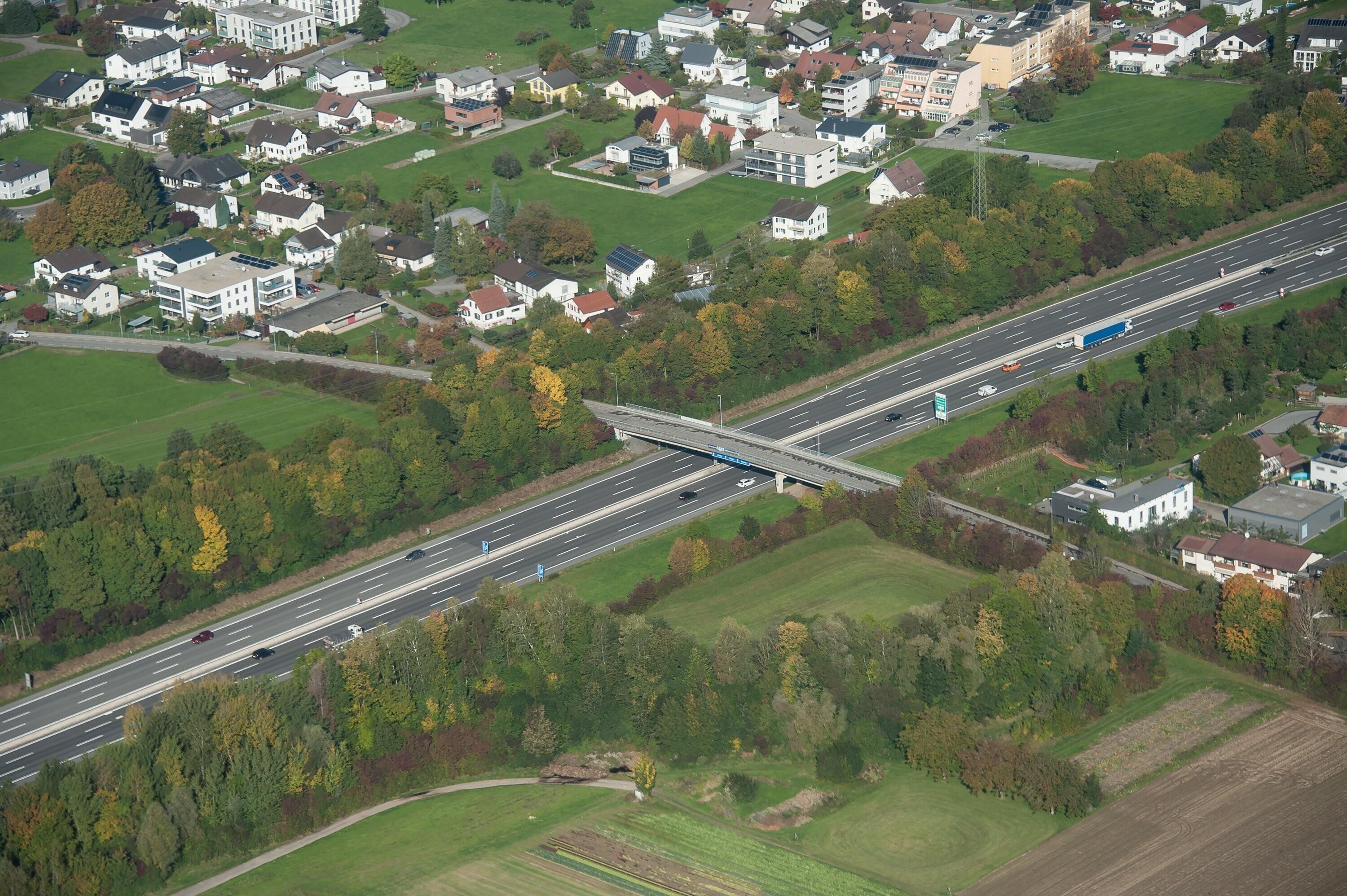 [Lauterach, Rheintalautobahn]></div>


    <hr>
    <div class=