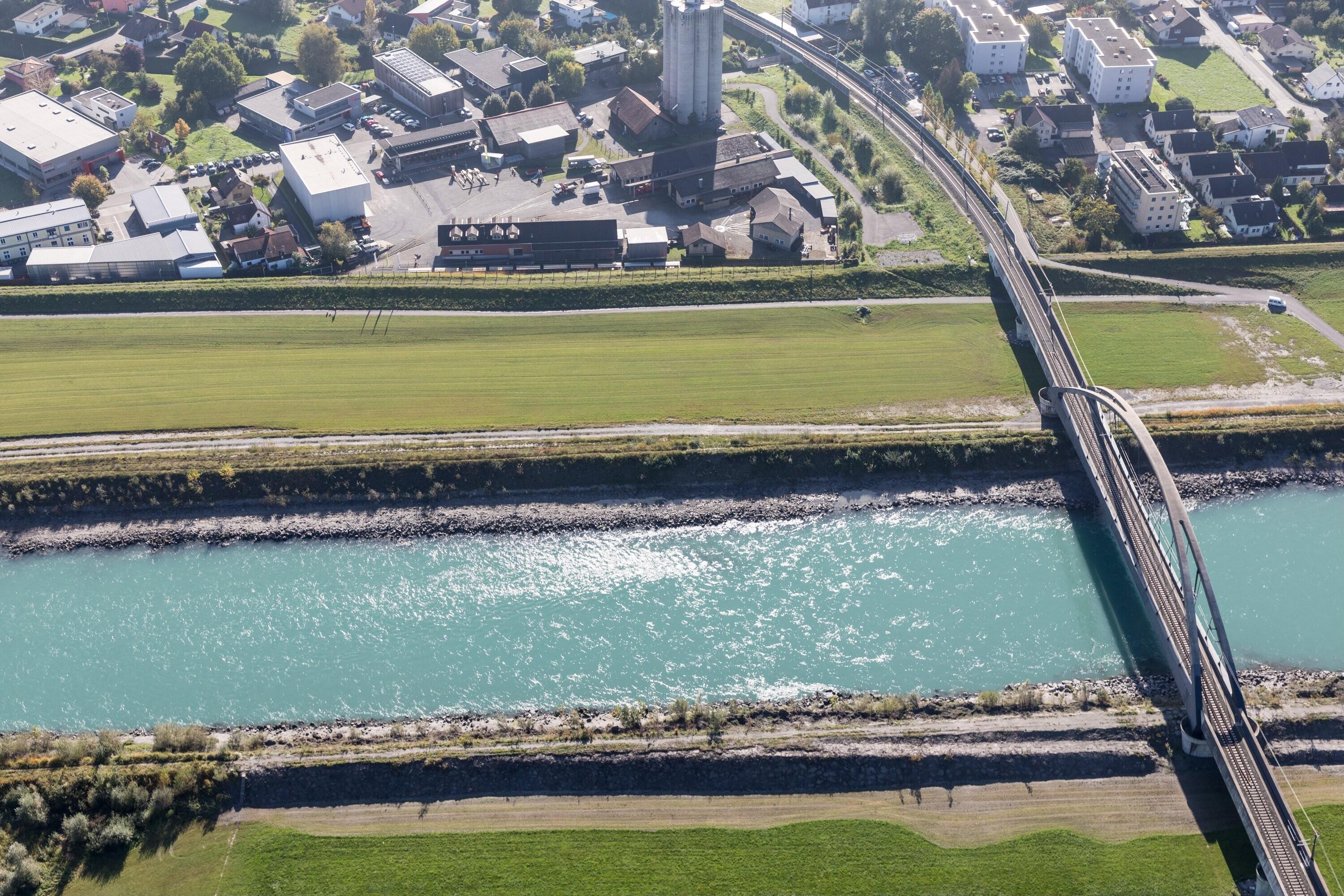 [Lustenau - Rhein, Eisenbahnbrücke]></div>


    <hr>
    <div class=