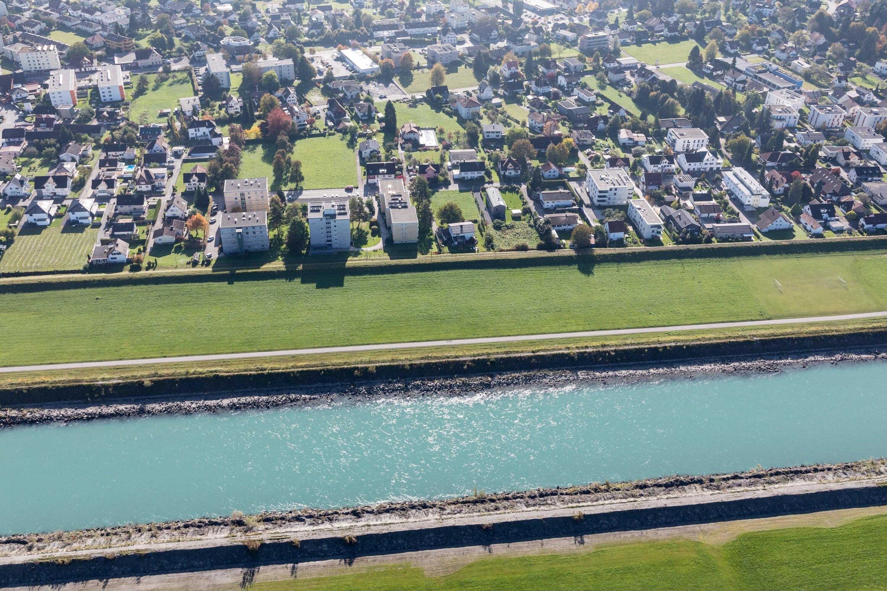 [Lustenau, Rhein]></div>


    <hr>
    <div class=