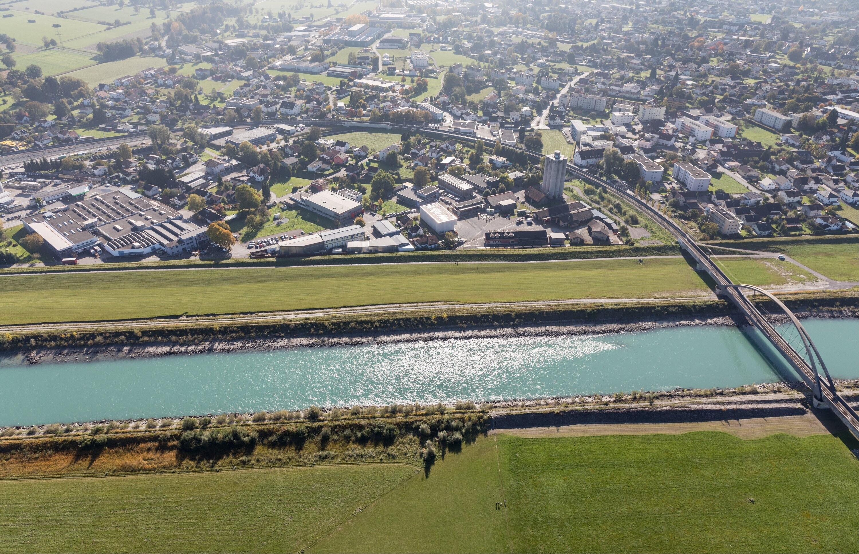 [Lustenau, Rhein, Eisenbahnbrücke]></div>


    <hr>
    <div class=
