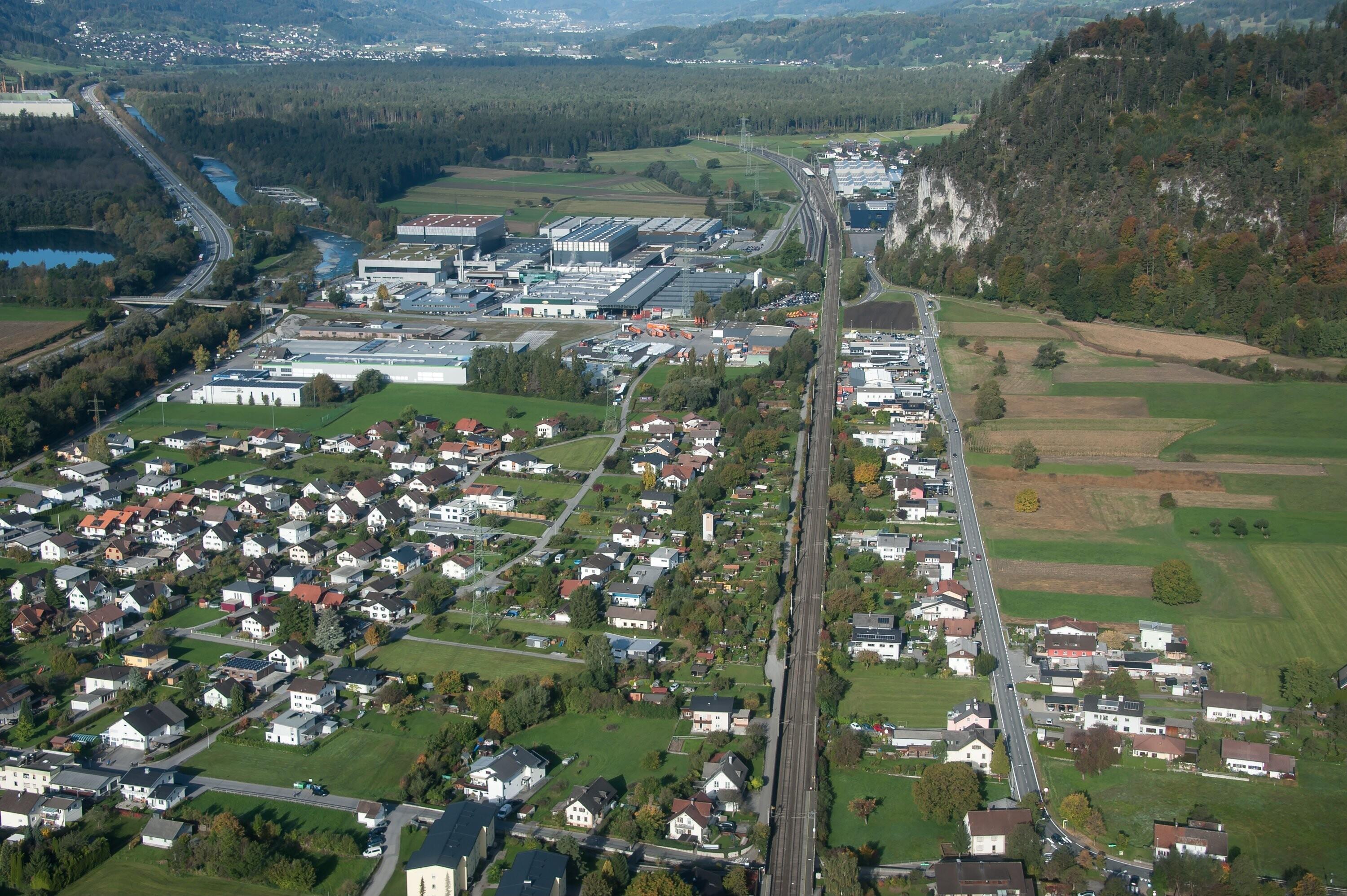 [Nüziders - Gewerbegebiet, Rauch Fruchtsäfte, Grenze Ludesch]></div>


    <hr>
    <div class=