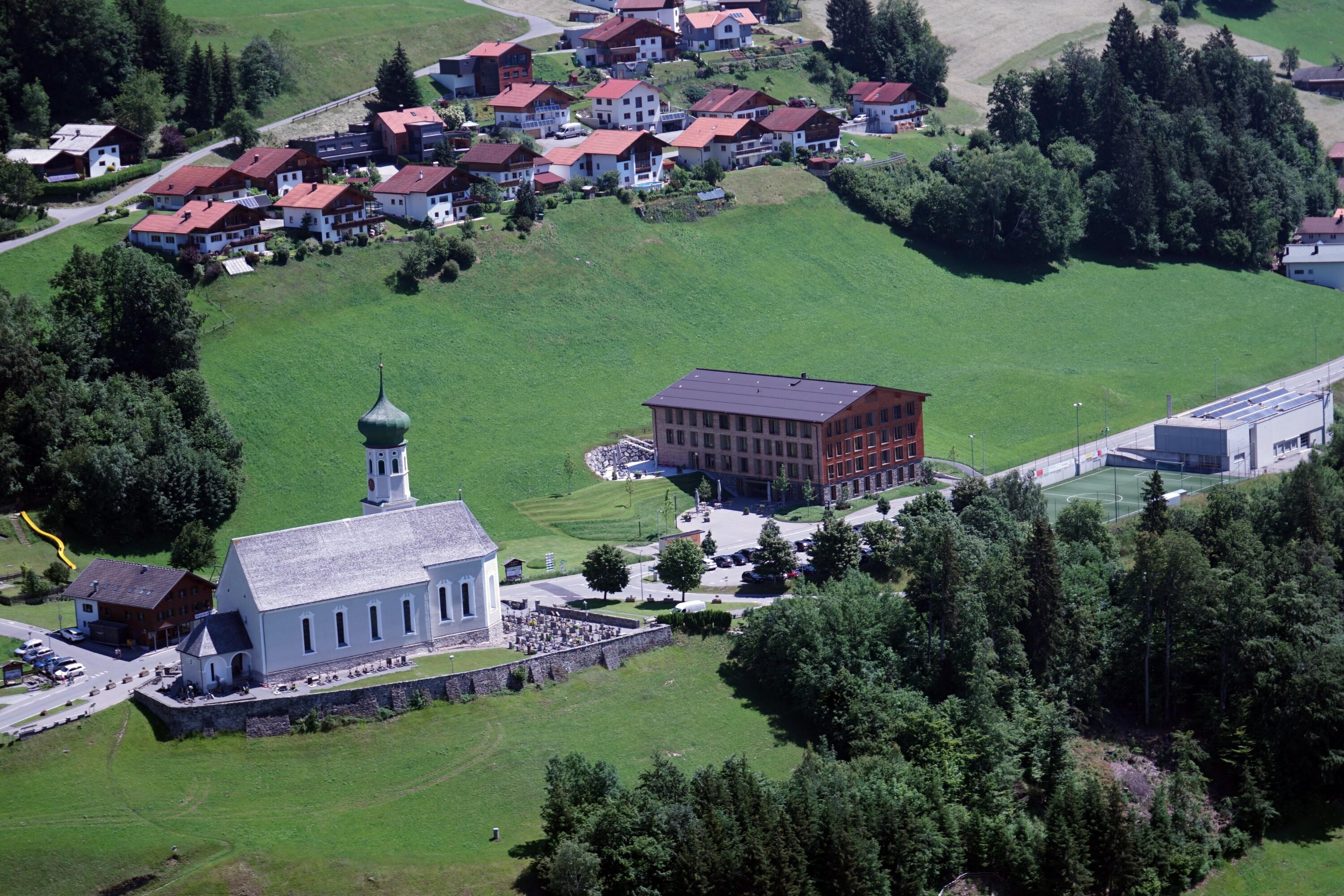 [Bartholomäberg - Kirche Hl. Bartholomäus, Seniorenheim St. Anna]></div>


    <hr>
    <div class=