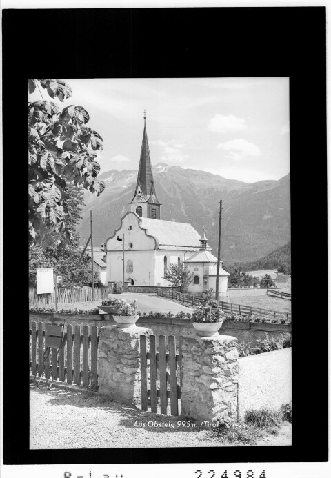 Aus Obsteig 995 m / Tirol : [Pfarrkirche in Obsteig gegen Pirchkogel]