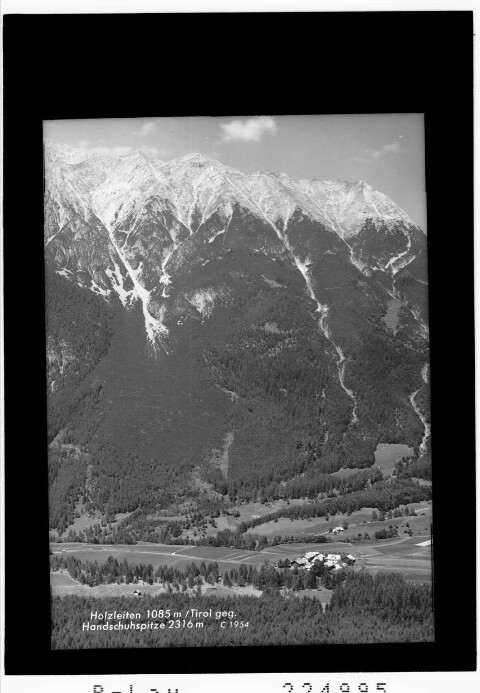 Holzleiten 1085 m / Tirol gegen Handschuhspitze 2316 m