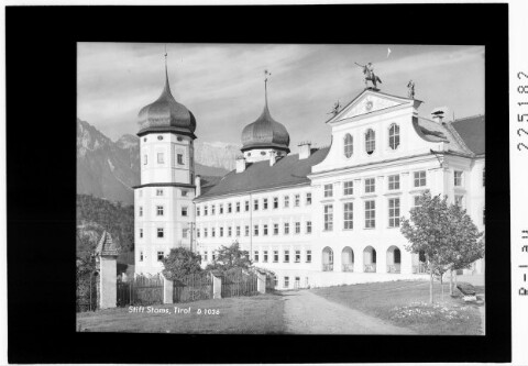 Stift Stams / Tirol : [Kloster Stams gegen Mieminger Gebirge]