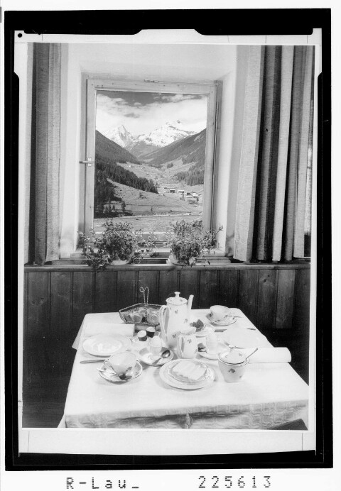 [Haus Antonie in Gries im Sellrain / Blick aus dem Frühstückszimmer zum Lüsenser Fernerkogel / Tirol]