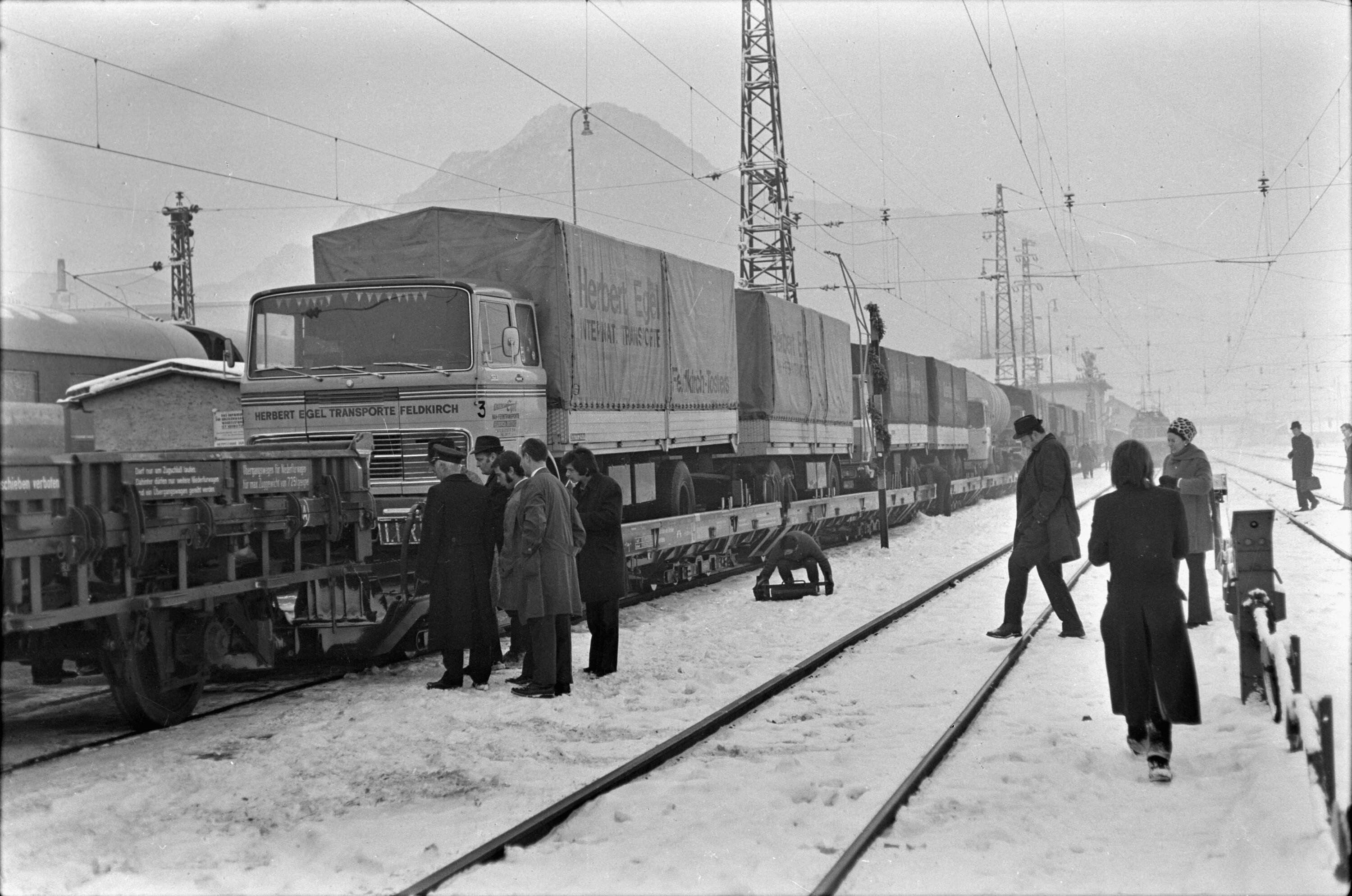 Autozug im Bahnhof Bludenz></div>


    <hr>
    <div class=