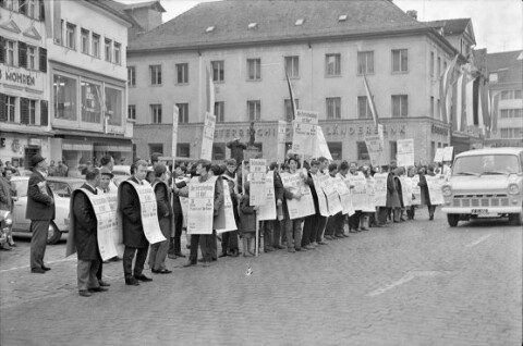 Demonstration gegen die Autobahnführung in Bregenz am Kornmarktplatz