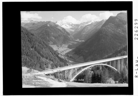 Nösslachbrücke der Brennerautobahn gegen St. Jodok und Zillertaler Alpen / Tirol