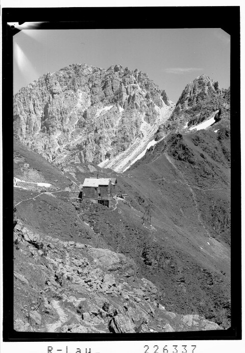 [Innsbrucker Hütte gegen Kalkwand / Tirol]