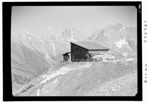 [Tribulaun Hütte gegen Ilmspitze und Kirchdachspitze / Tirol]