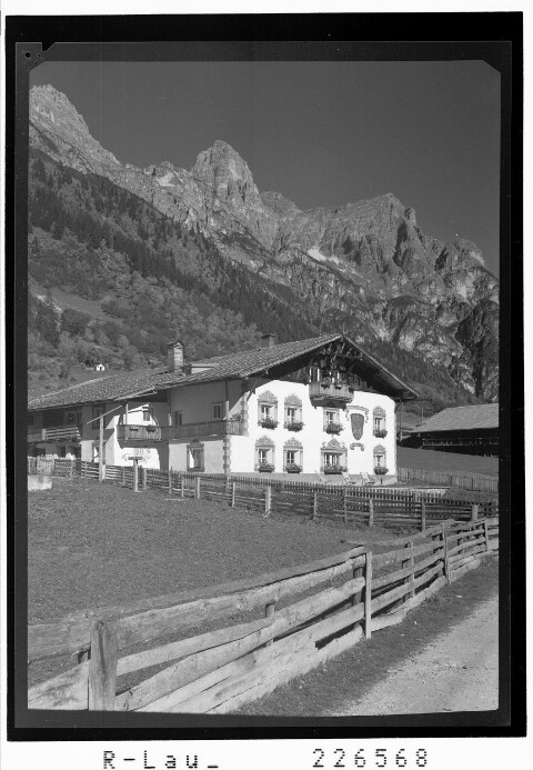 [Fremdenheim Alfaierhof im Gschnitztal gegen Torsäule - Kirchdachspitze und Kirchdach / Tirol]