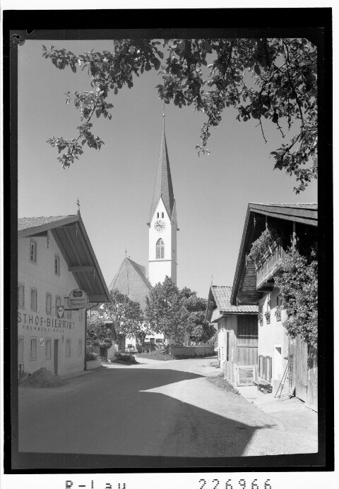 [Gasthof Bierwirt und Pfarrkirche in Kolsass im Unterinntal / Tirol]