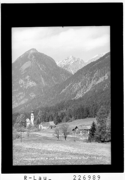 Gnadenwald 891 m gegen Rumer Spitze 2121 m / Tirol : [Gnadenwald - St. Martin gegen Haller Zunterkopf und Lattenspitze]
