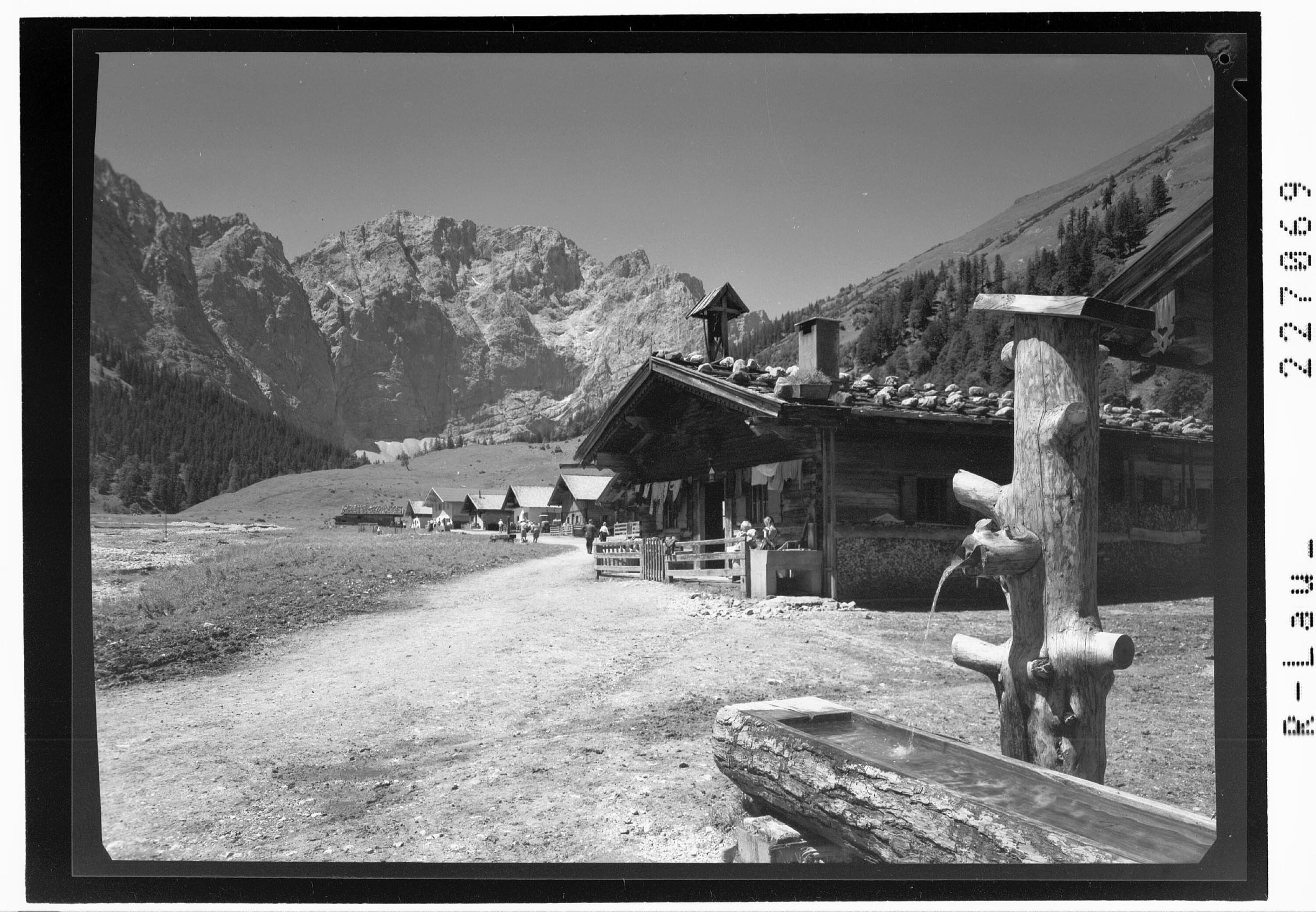 [Engalm gegen Grubenkarspitze und Dreizinkenspitze / Tirol]></div>


    <hr>
    <div class=