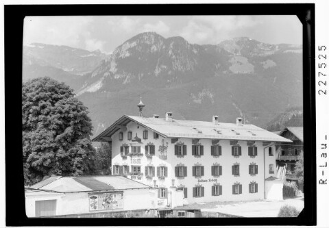 [Gasthaus Voldöpp in Voldöpp bei Kramsach im Unterinntal gegen Vorderes Sonnwendjoch und Rosskogel / Tirol]