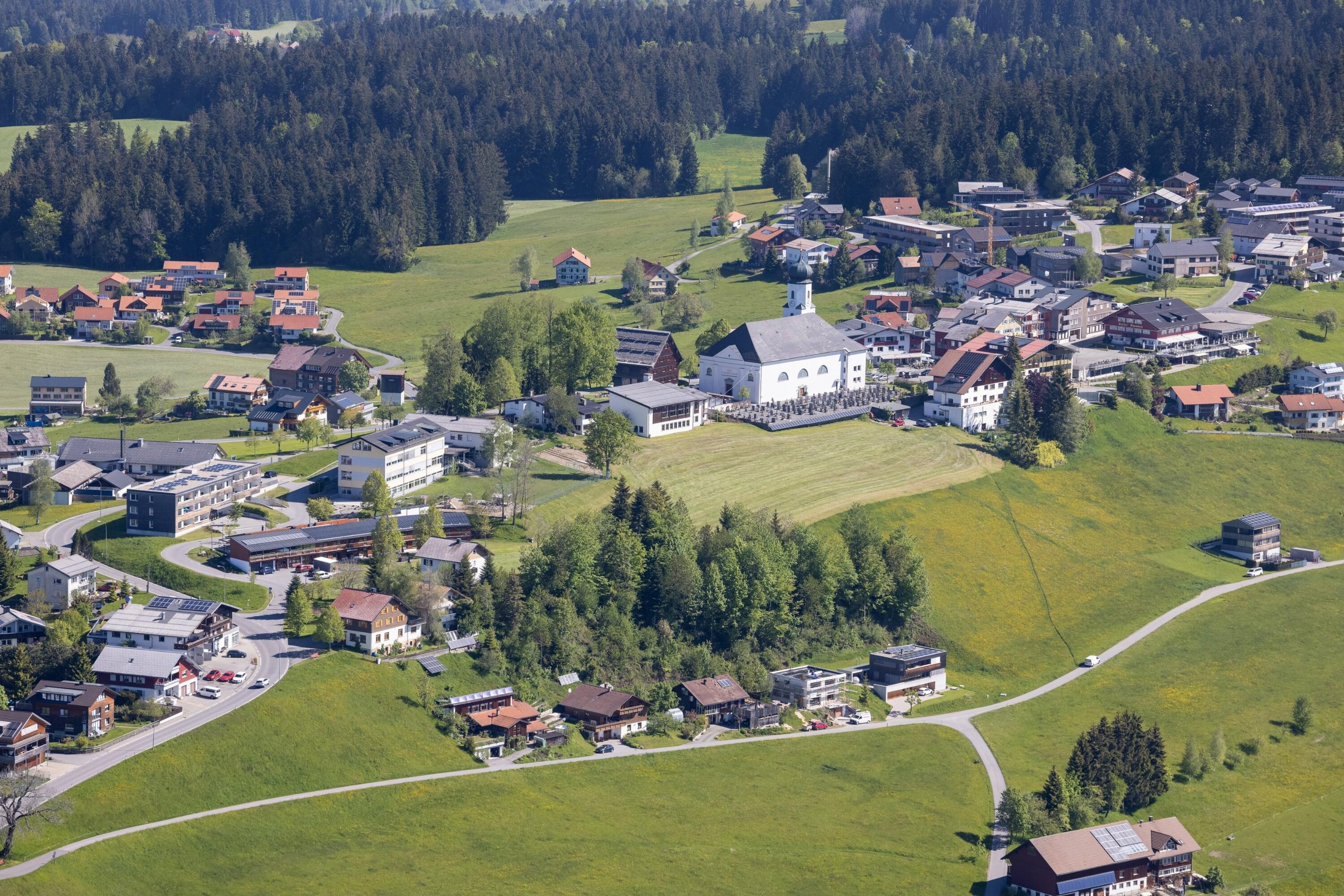[Sulzberg, Ortsmitte, Kirche Hll. Katharina und Laurentius, Gasthof Ochsen, Gasthof Alpenblick, Laurenzisaal]></div>


    <hr>
    <div class=