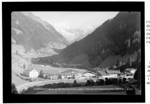 Stafflach (1100 m) an der Brennerstrasse gegen Valsertal und Sagwandspitze (3228 m) : [Stafflach gegen Hohe Wand (3290 m) und Pfitschscharte]