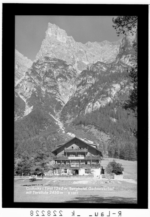 Gschnitz in Tirol 1242 m / Berghotel Gschnitzerhof mit Torsäule 2450 m