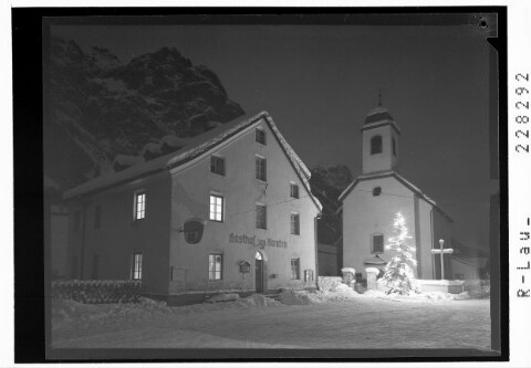 [Gschnitz im Gschnitztal / Gasthof Kuraten und Pfarrkirche gegen Kirchdachspitze / Tirol]