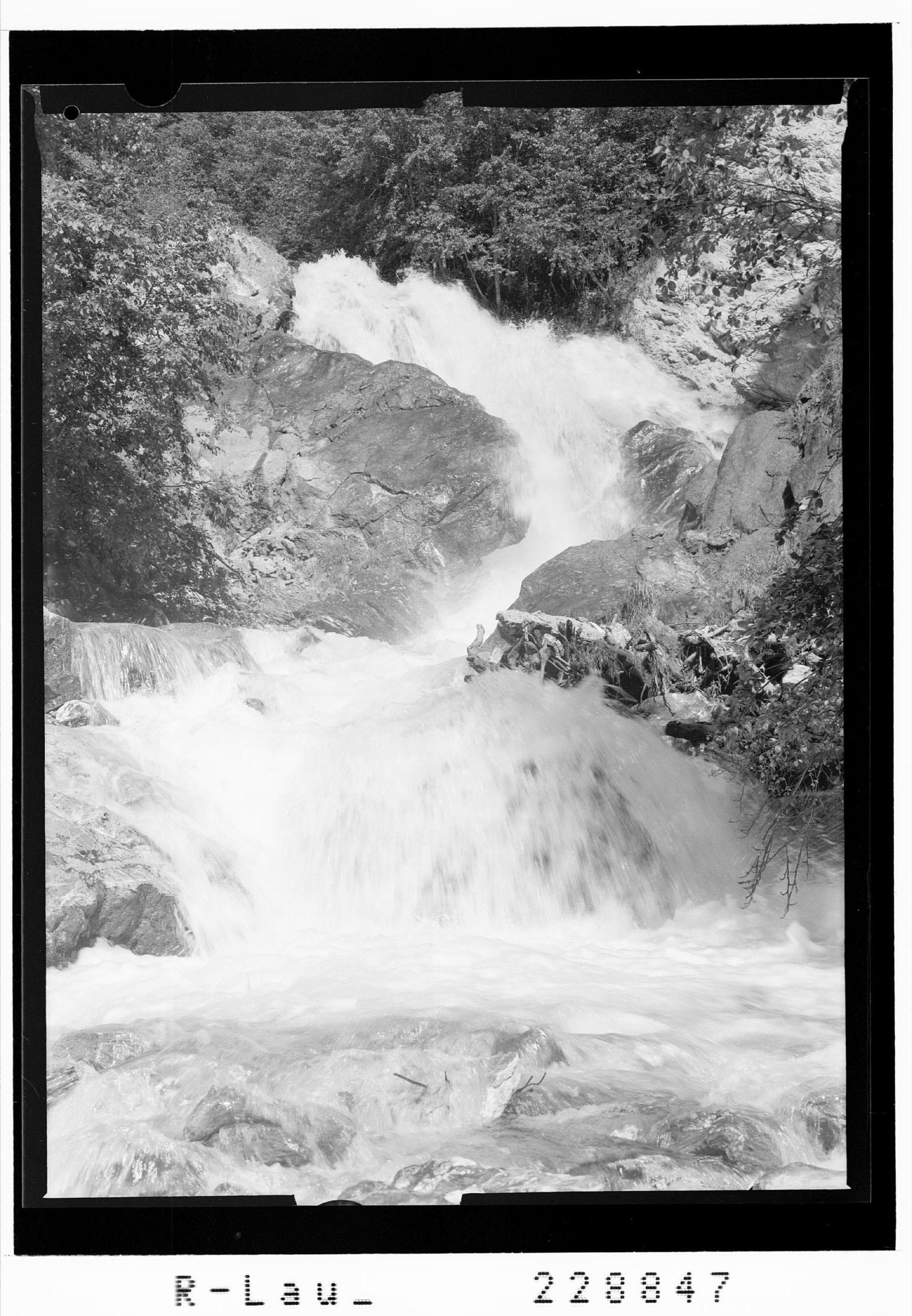 [Keilkeller Wasserfall ob Schwendau im Zillertal / Tirol]></div>


    <hr>
    <div class=
