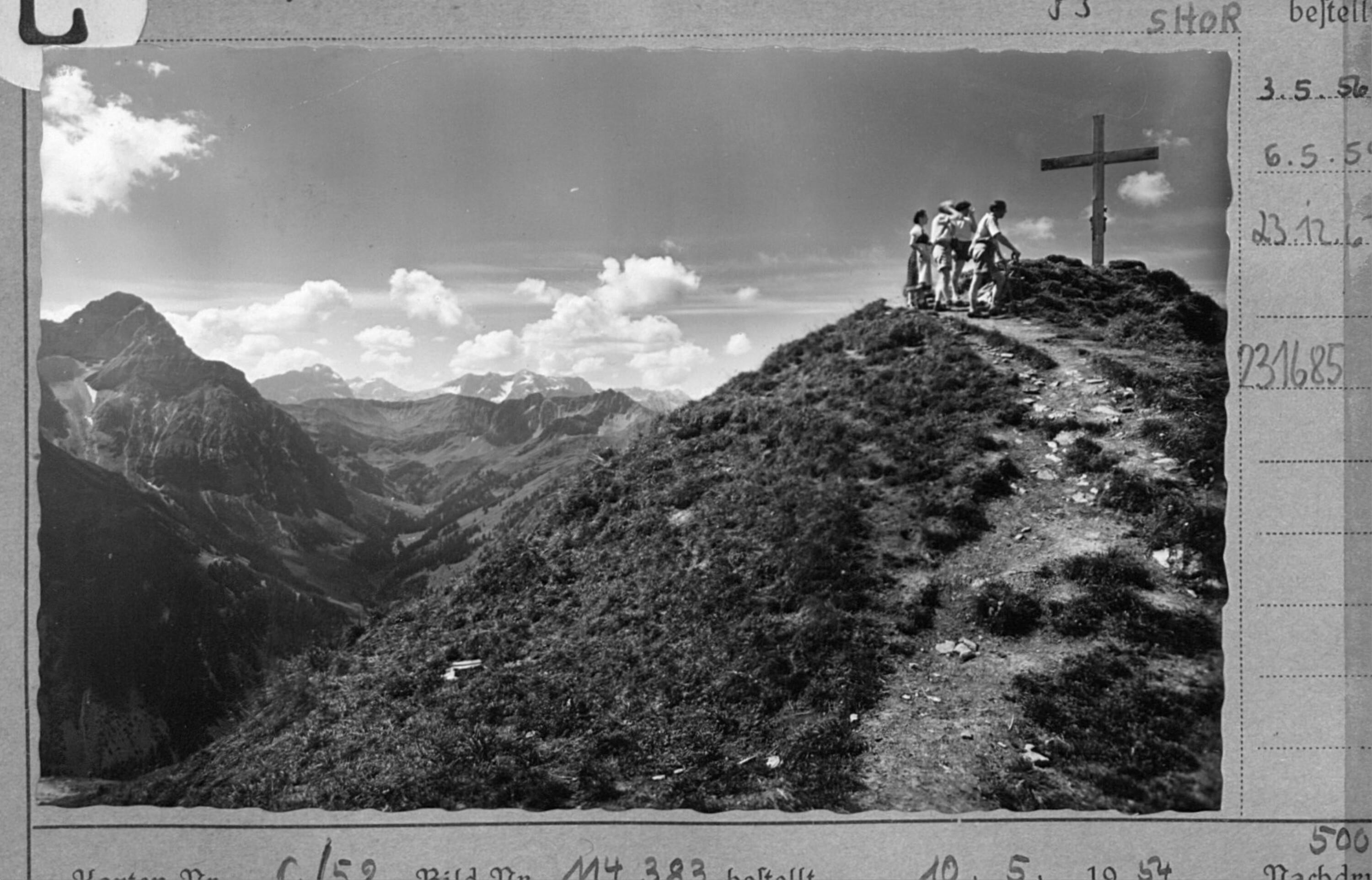 [Blick vom Walmedinger Horn ob Mittelberg im Kleinwalsertal gegen Widderstein und Braunarlspitze]></div>


    <hr>
    <div class=