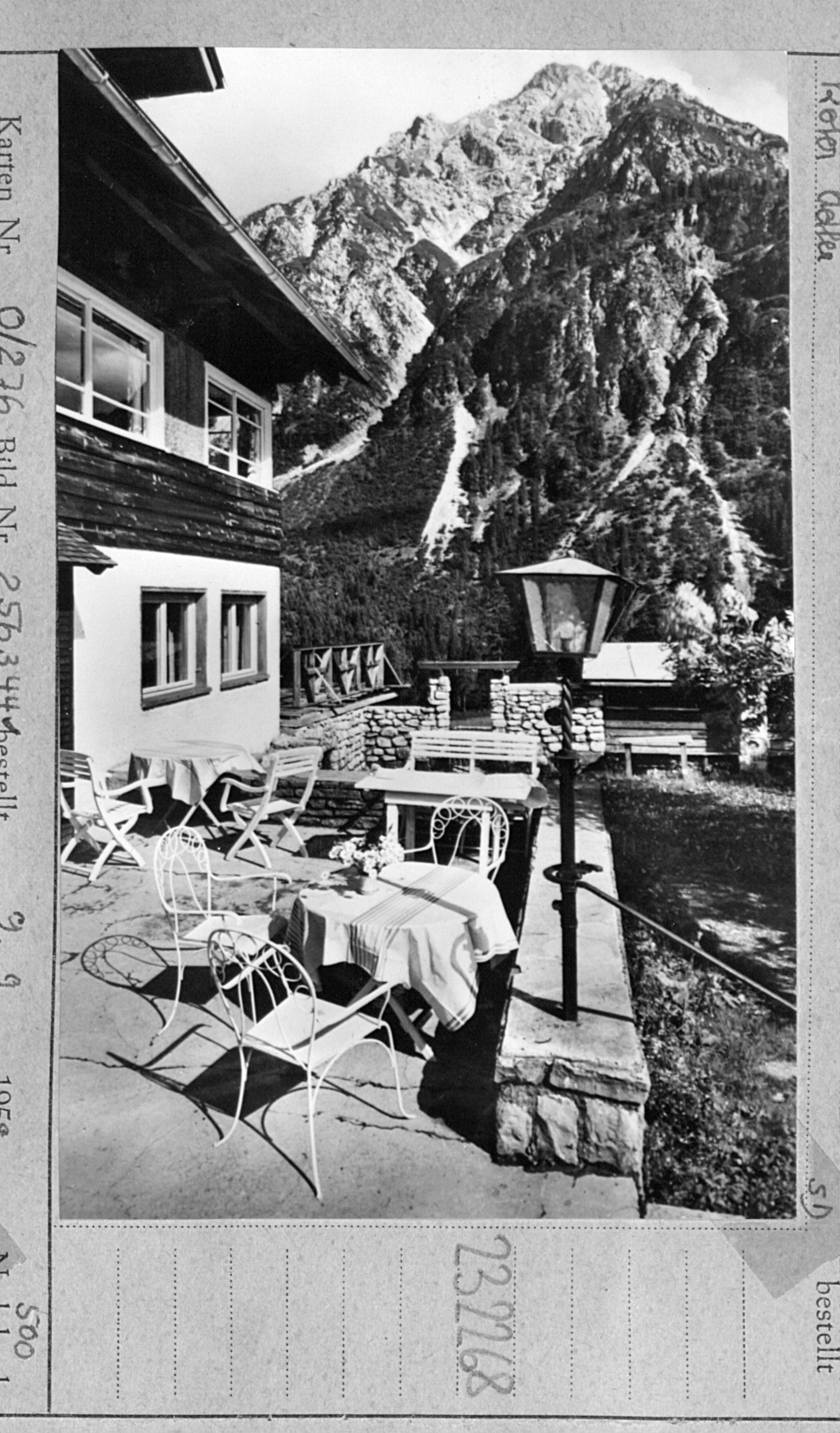 [Haus Roter Adler in Mittelberg - Bödmen gegen Zwölferkopf / Kleinwalsertal]></div>


    <hr>
    <div class=