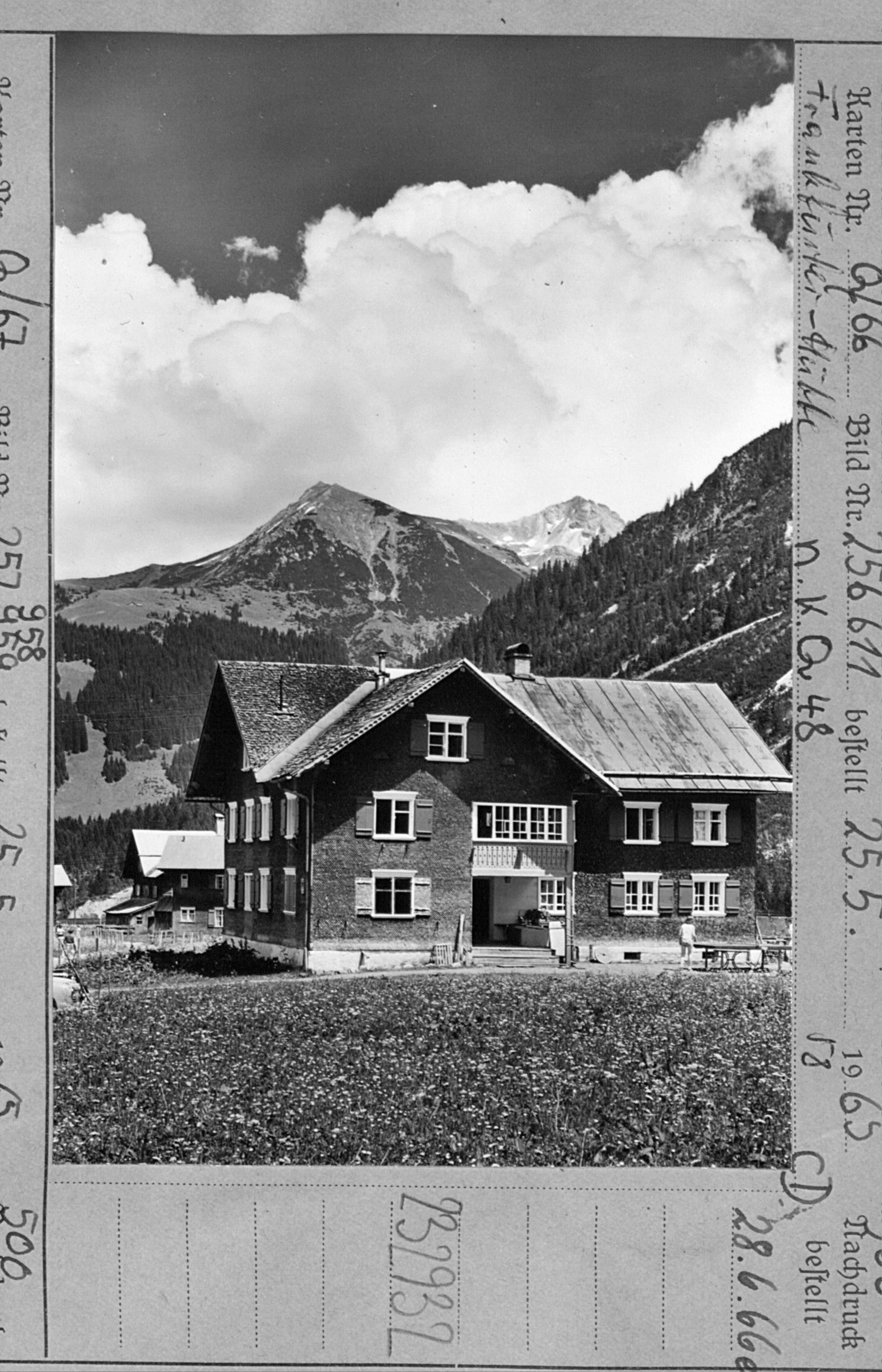 [Frankfurter-Hütte in Mittelberg - Bödmen gegen Hammerspitze und Hochgehrenspitze / Kleinwalsertal]></div>


    <hr>
    <div class=