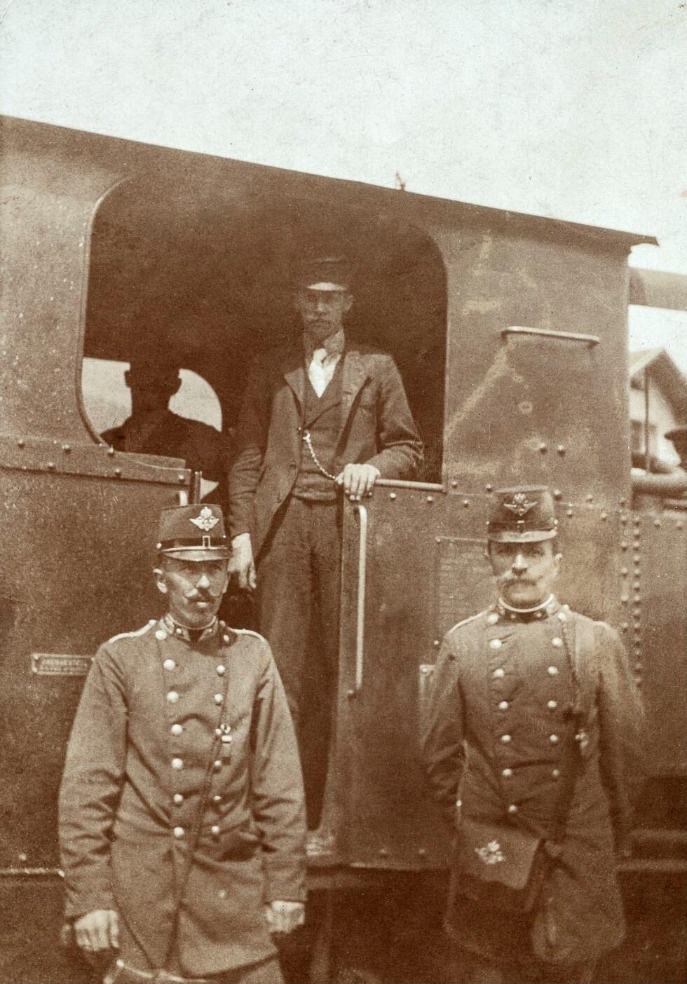 Gruppenfoto vor einer Lokomotive