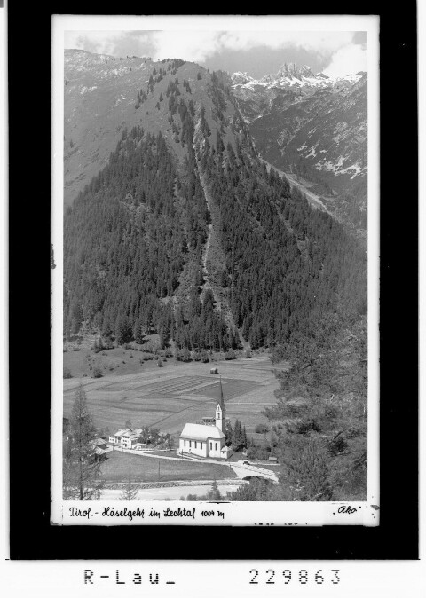 Tirol / Häselgehr im Lechtal 1004 m : [Pfarrkirche in Häselgehr gegen Noppenspitze]