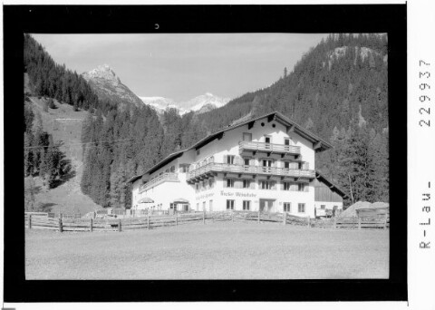 [Gasthof Alpenrose in Elbigenalp im Lechtal gegen Wolfebnerspitze und Schöneckerkopf / Ausserfern / Tirol]