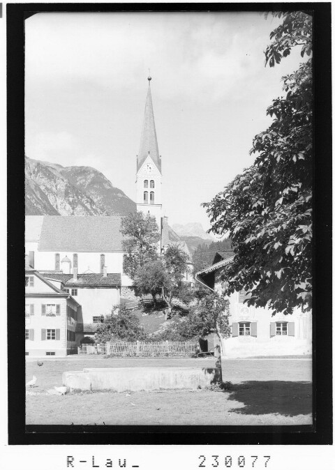 [Pfarrkirche in Holzgau im Lechtal gegen Kratzer / Ausserfern Tirol]