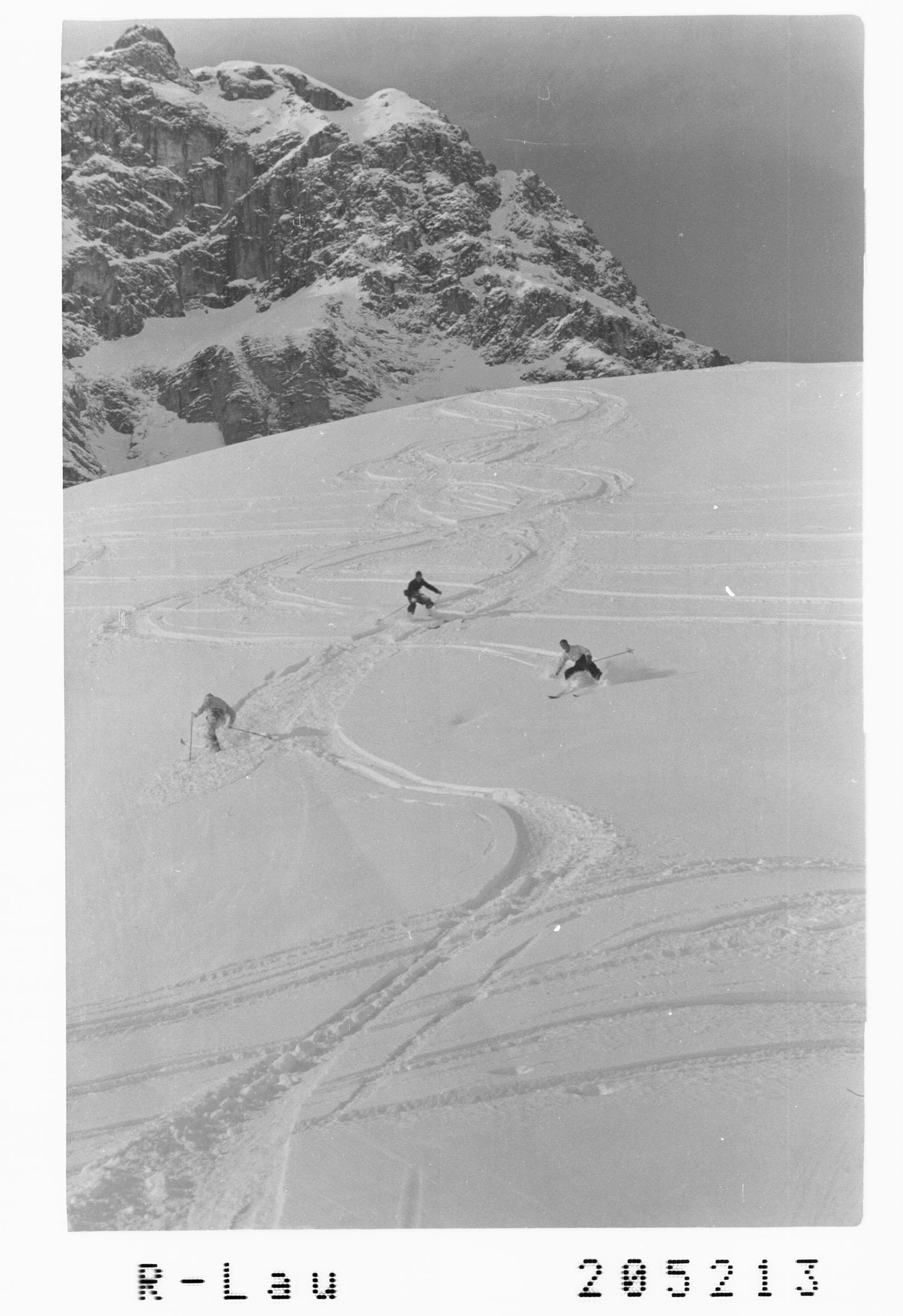 [Skifahren am Arlberg mit Blick zur Hasenfluh]></div>


    <hr>
    <div class=
